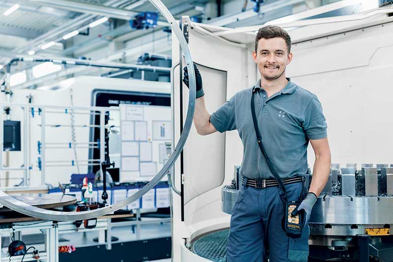 Mill-turn technology, pallet changer and accuracy pack make the DMC 125 FD duoBLOCK the ideal package for Franke in the machining of highly complex housing parts for large bearings in the high-end sector.