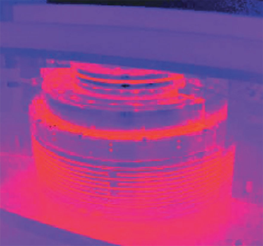 Figura 1 - Andamento della temperatura del motore: l’immagine termografica a sinistra mostra la minore temperatura del motore per il controllo della posizione con un sistema di misura angolare ottico. A destra, a confronto, le temperature più elevate con un sistema di misura angolare non-ottico.